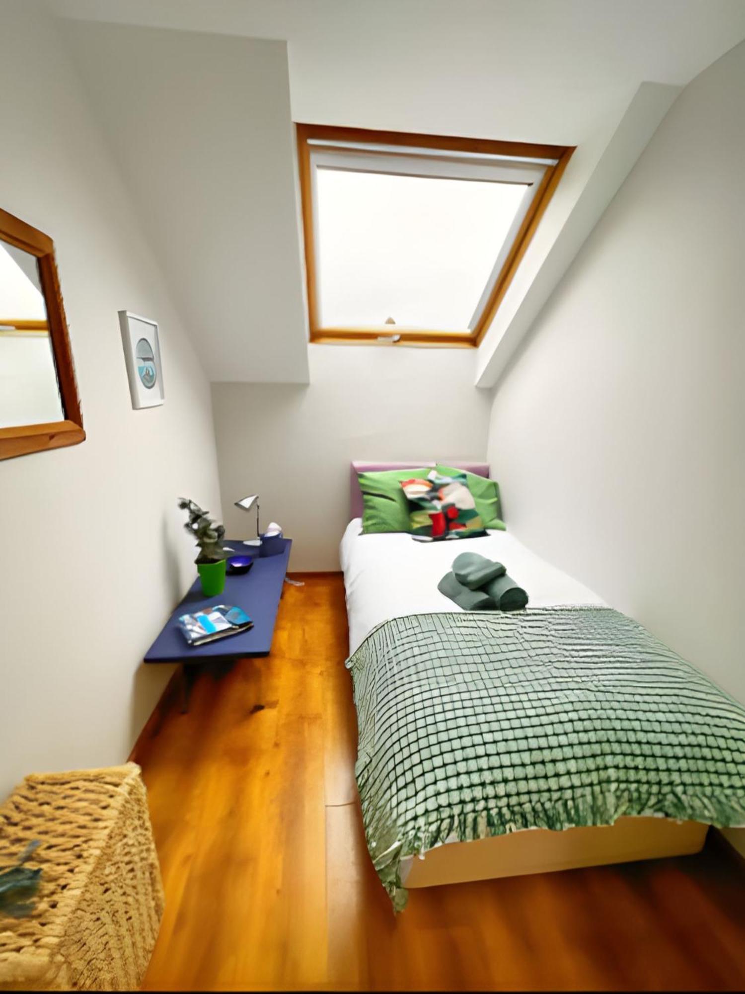 True Colours Apartment In Central Location Bangor  Exterior foto
